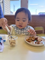 おやつを食べている男の子