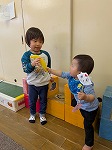 ちゅうりっぷ組の子どもと遊んでいるひまわり組の子ども