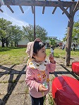 シャボン玉をして遊んでいる子ども