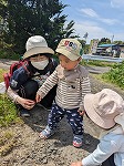 虫を見つけて喜んでいる子ども