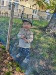 ばぁ～と笑っている子ども