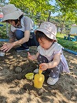 砂遊びを楽しんでいる子ども