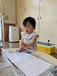 製作を頑張っている子ども