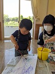 製作を頑張っている子ども