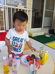 テラスでままごとしている子ども