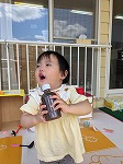 テラスでままごとしている子ども