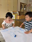 お絵描きしている子ども