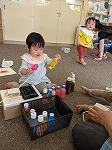 レジを打つ真似をしている子ども