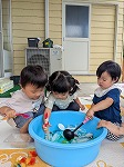 氷に触れる子ども