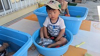 小さいタライの水も気持ちいいです