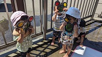カラーフィルムを通して景色を見て遊んでいます