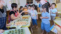 おやつを買いにくる子ども達