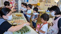 おやつを買いに来る子ども達
