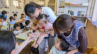 おやつを買いにくる子どもと先生