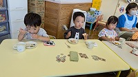 おやつを食べている子ども達