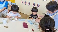 おやつを食べている子ども達
