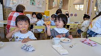 おやつを食べている子ども達