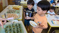 おやつをとりにくる子ども達