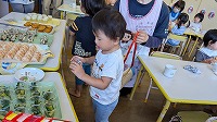 おやつをとりにくる子ども