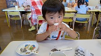 おやつを食べている男の子