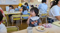 おやつを食べている女の子