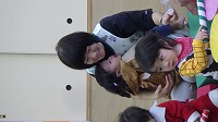 緊張して保育士に抱かれる子ども