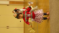 マツケンサンバを踊る子ども