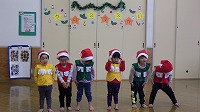 まるさんかくしかくたいそうを踊る子どもたち