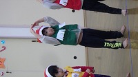 まるさんかくしかくたいそうを踊る子ども