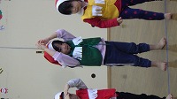 まるさんかくしかくたいそうを踊る子ども