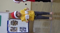 まるさんかくしかくたいそうを踊る子ども