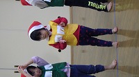 まるさんかくしかくたいそうを踊る子ども