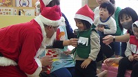 サンタさんに質問をする子ども