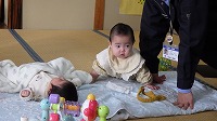 赤ちゃん一緒にお座りとねんね