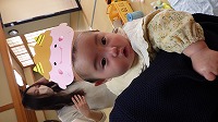 お母さんに抱っこ