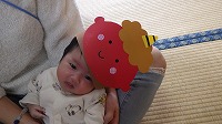 鬼のお面をかぶっている