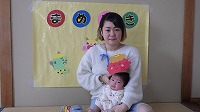 お母さんと一緒に記念写真