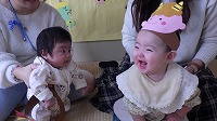 笑っている