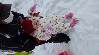 雪上を歩いてみている