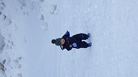 雪の上を歩いている