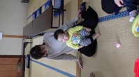 お母さんに抱っこ