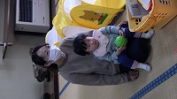 お母さんに抱っこ
