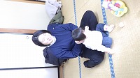 お母さんに抱っこ