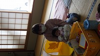 お母さんに抱っこ