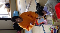 お母さんと遊んでいる