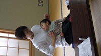 お母さんに抱っこ
