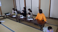 みんなでお話聞いている