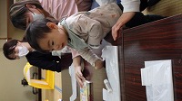 手形アートをしている