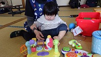 オモチャで遊んでいる