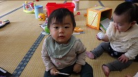 お座りしている